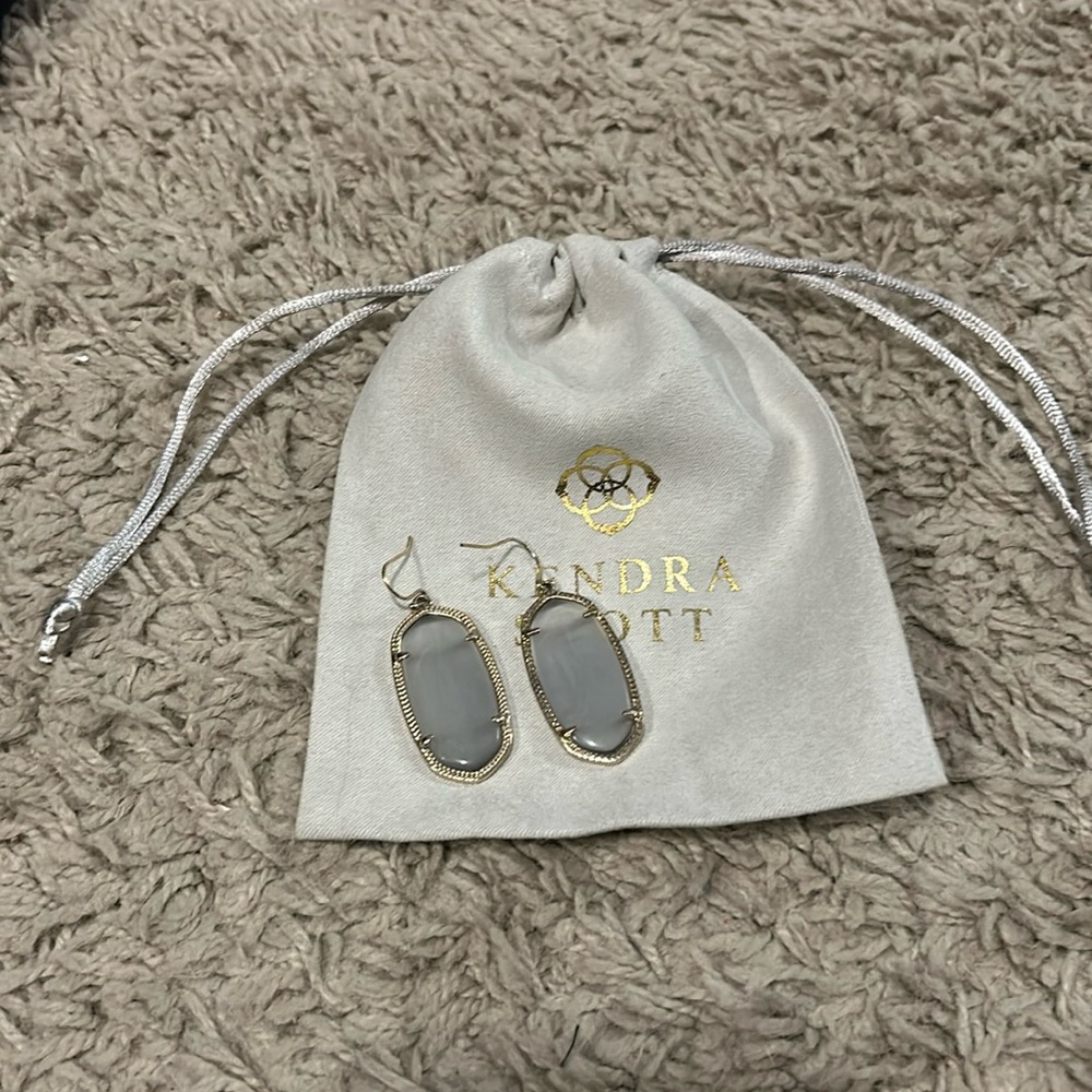 Small classic Kendra Scott grey earrings
